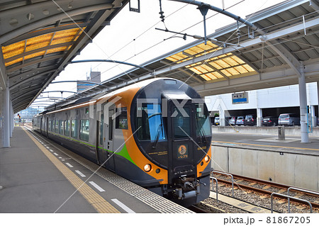 香川 JR高松駅に停車中の8600系特急しおかぜ 香川 JR高松駅に停車中の8600系特急しおかぜ 81867205