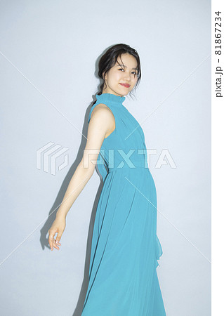 女性　緑のドレス　　 81867234