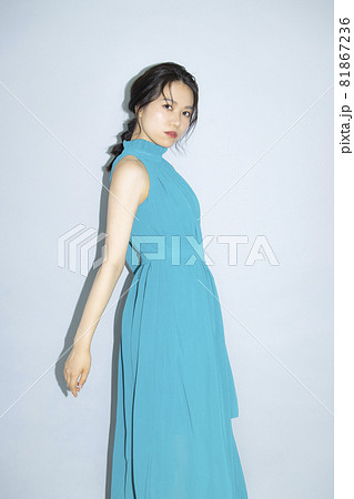女性　緑のドレス　　 81867236
