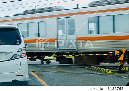 踏切で通過列車を待つ車 踏切で通過列車を待つ車 81867624