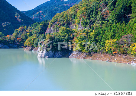 神流湖 湖畔 金毘羅橋からの景色 秋の風景 紅葉の季節   神流湖 湖畔 金毘羅橋からの景色 秋の風景 紅葉の季節   81867802
