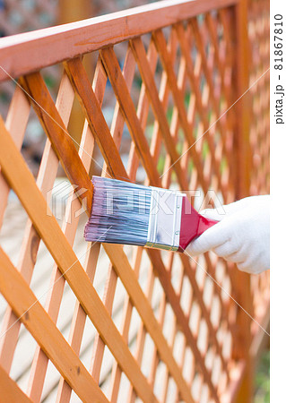 ウッドデッキの塗装作業 81867810