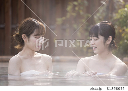 のんびり露天風呂に入る2人の若い女性　全国旅行支援 81868055