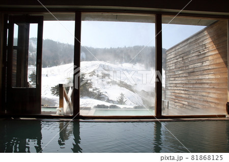 朝の万座温泉露天風呂からの風景 81868125