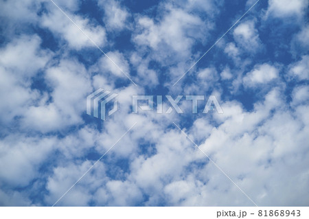 青空と雲のバックグラウンド 81868943