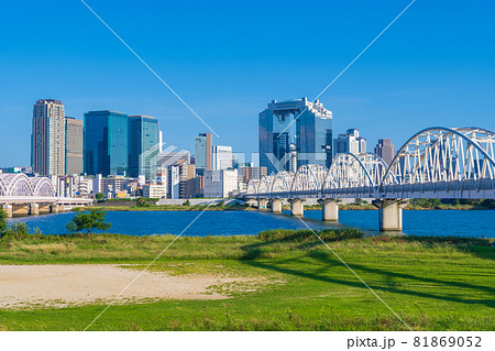 大阪 淀川の河川敷と梅田の高層ビル街 大阪 淀川の河川敷と梅田の高層ビル街 81869052