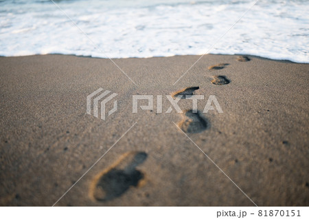 砂浜に残る足跡 81870151