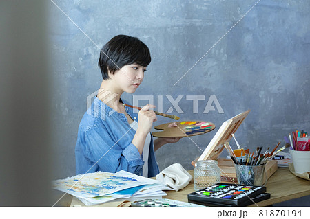 絵を描く女性 絵を描く女性 81870194
