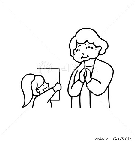孫とおばあちゃん敬老の日に絵のプレゼント 81870847