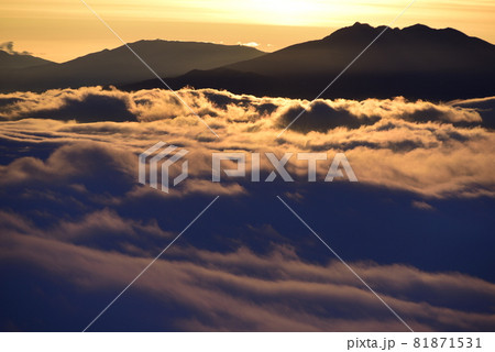 峠から朝焼けに染まる雲海 81871531