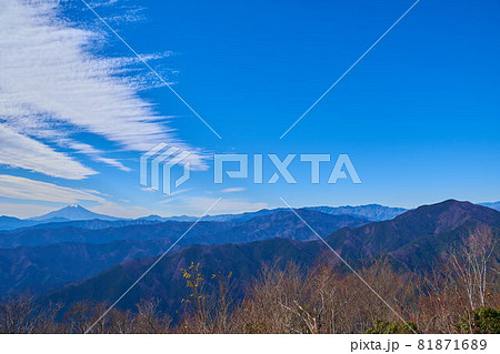 東京都 奥多摩の大岳山頂から南西側(富士山,三ッ峠山,大菩薩嶺,御前山など)を見る 81871689