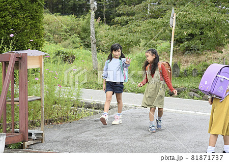 通学路を歩く小学生 81871737