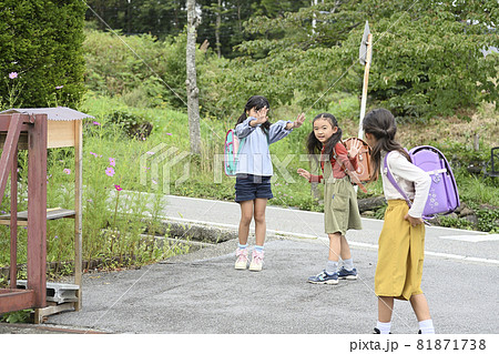 通学路を歩く小学生 81871738