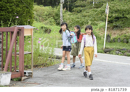 通学路を歩く小学生 81871739