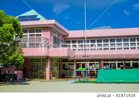 ピンクの幼稚園舎 81871826
