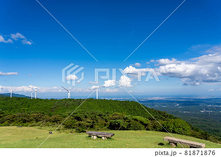 三重県津市　青山高原山頂にある風力発電施設 81871876
