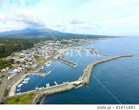 初秋の北海道鹿部町で鹿部漁港の風景を空撮 初秋の北海道鹿部町で鹿部漁港の風景を空撮 81871885
