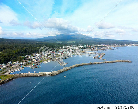 初秋の北海道鹿部町で鹿部漁港の風景を空撮 初秋の北海道鹿部町で鹿部漁港の風景を空撮 81871886