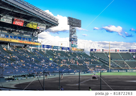 ナイターの甲子園球場 81872263