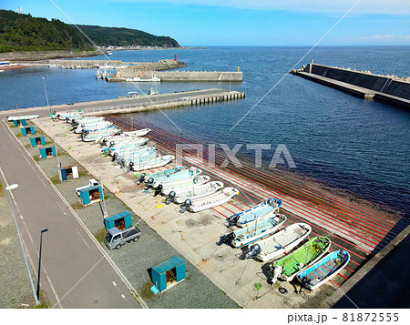 初秋の北海道函館市大船で大船漁港の風景を空撮 初秋の北海道函館市大船で大船漁港の風景を空撮 81872555