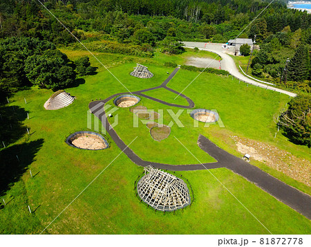 初秋の北海道函館市大船で世界遺産大船遺跡の風景を空撮 81872778
