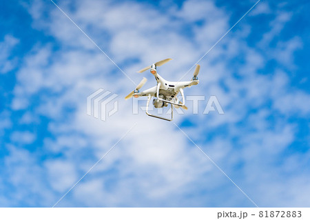 ドローンと青空 ドローンと青空 81872883