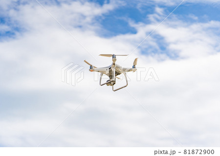 ドローンと青空 81872900