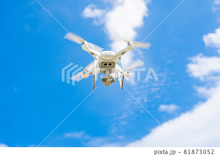 ドローンと青空 ドローンと青空 81873052