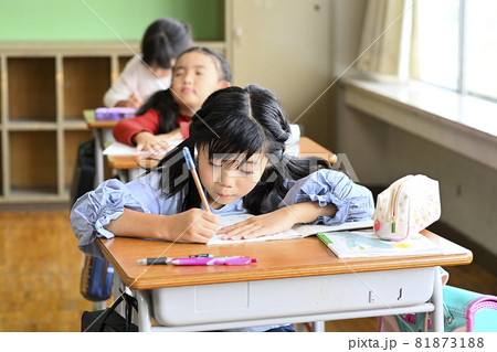教室の授業中の小学生 教室の授業中の小学生 81873188