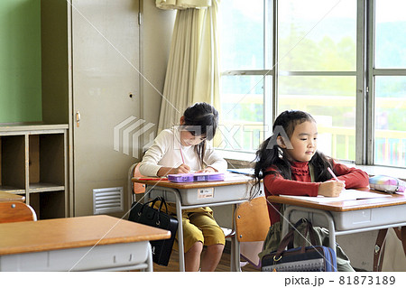教室の授業中の小学生 教室の授業中の小学生 81873189
