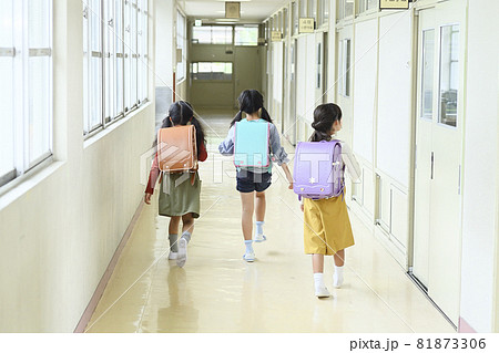 学校の廊下でランドセルを背負った女の子 学校の廊下でランドセルを背負った女の子 81873306
