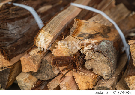 束ねた薪 81874036