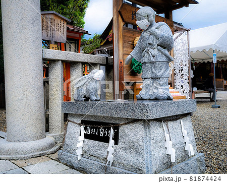京都、八坂神社の境内社「大国主神社」の前の大国主命と白ウサギの像です 81874424