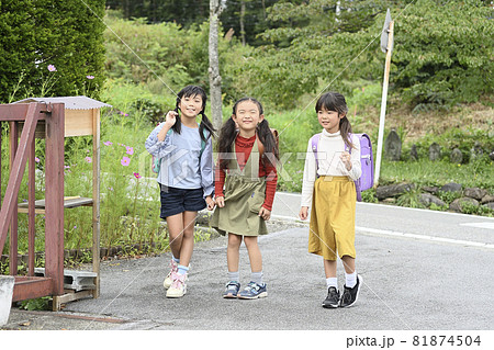 通学路を歩く小学生 81874504
