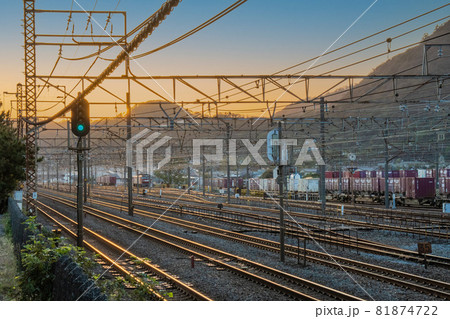 鉄道の線路の夕景 鉄道の線路の夕景 81874722