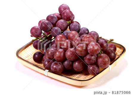 ザルの上のぶどう 81875066