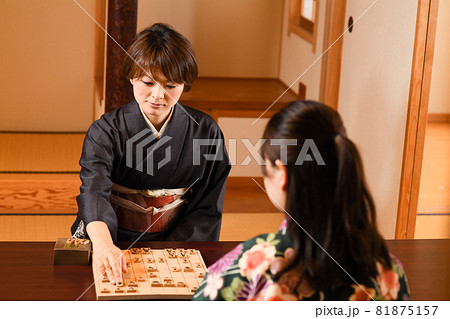 女性棋士 将棋 対局する女性 女性棋士 将棋 対局する女性 81875157