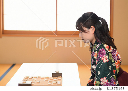 女性棋士　将棋　対局する女性 81875163