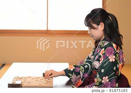 女性棋士 将棋 対局する女性 女性棋士 将棋 対局する女性 81875165