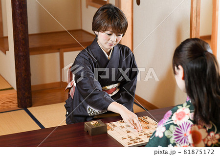 女性棋士 将棋 対局する女性 女性棋士 将棋 対局する女性 81875172