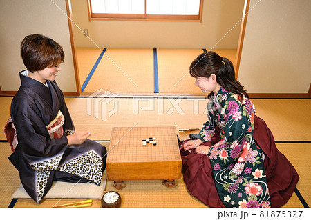 囲碁 対局する女性 囲碁 対局する女性 81875327