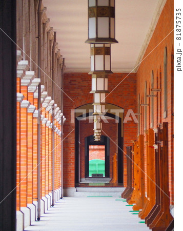 奥へ続くレンガ造りの廊下 81875735