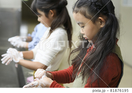 学校で手洗いする小学生の女の子 学校で手洗いする小学生の女の子 81876195