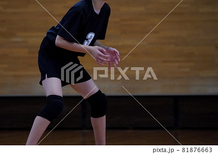 バレーボールのサーブが打たれた後にレシーブの準備をする選手 81876663