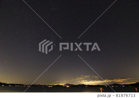 瀬戸内の冬の星景　昇るオリオン座と冬の大三角 81876713