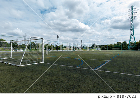 サッカーゴールとフィールド　埼玉スタジアムの練習場 81877023