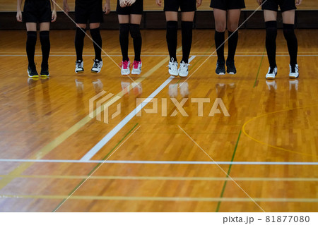 試合が開始され拍手してチームを鼓舞するバレーボール選手たち 81877080