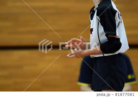 手を叩いてチームを鼓舞するバレーボール選手 81877081
