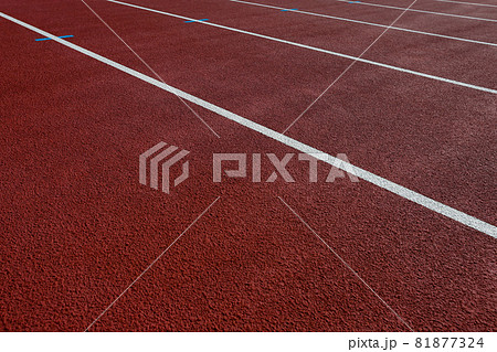 陸上競技場の陸上トラックのライン 81877324