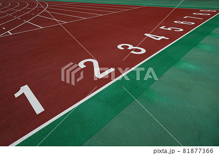 陸上競技場のレーン番号が書かれた陸上トラックの写真素材